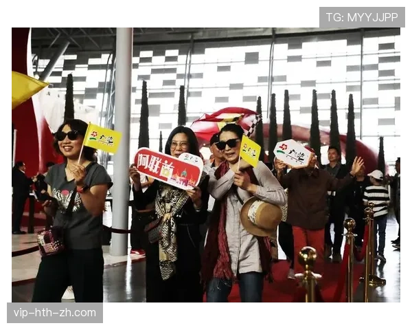 余依婷白天背着破旧训练包，夜里下车的那辆豪车把街道秒成红毯