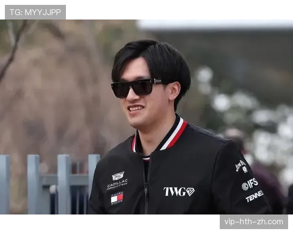 周冠宇赛道上光芒四射，朋友圈那张家里白衬衫配拖鞋的照片把我笑抽了