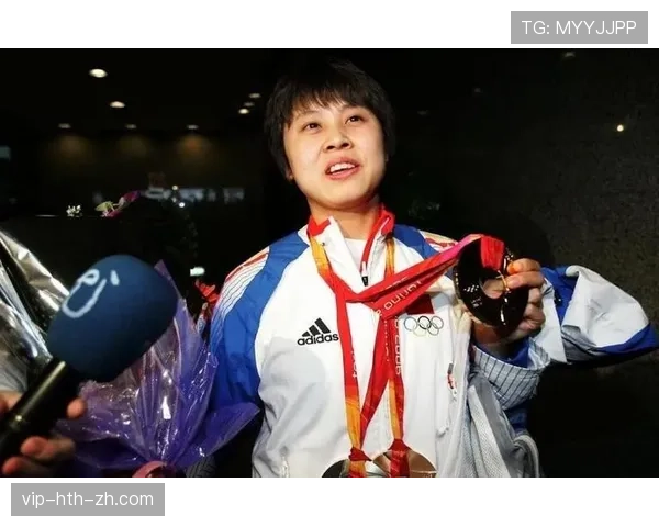 王濛随手一条围巾比我一个月工资还值，尴尬到想转行