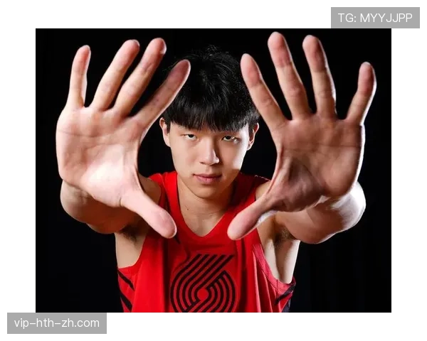 杨瀚森刚发的赛后饭局照，那桌菜和私人主厨的节奏把我看懵了